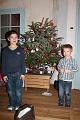 2013-12-14 Zelie mange du pain, les garcons decore le sapin 016